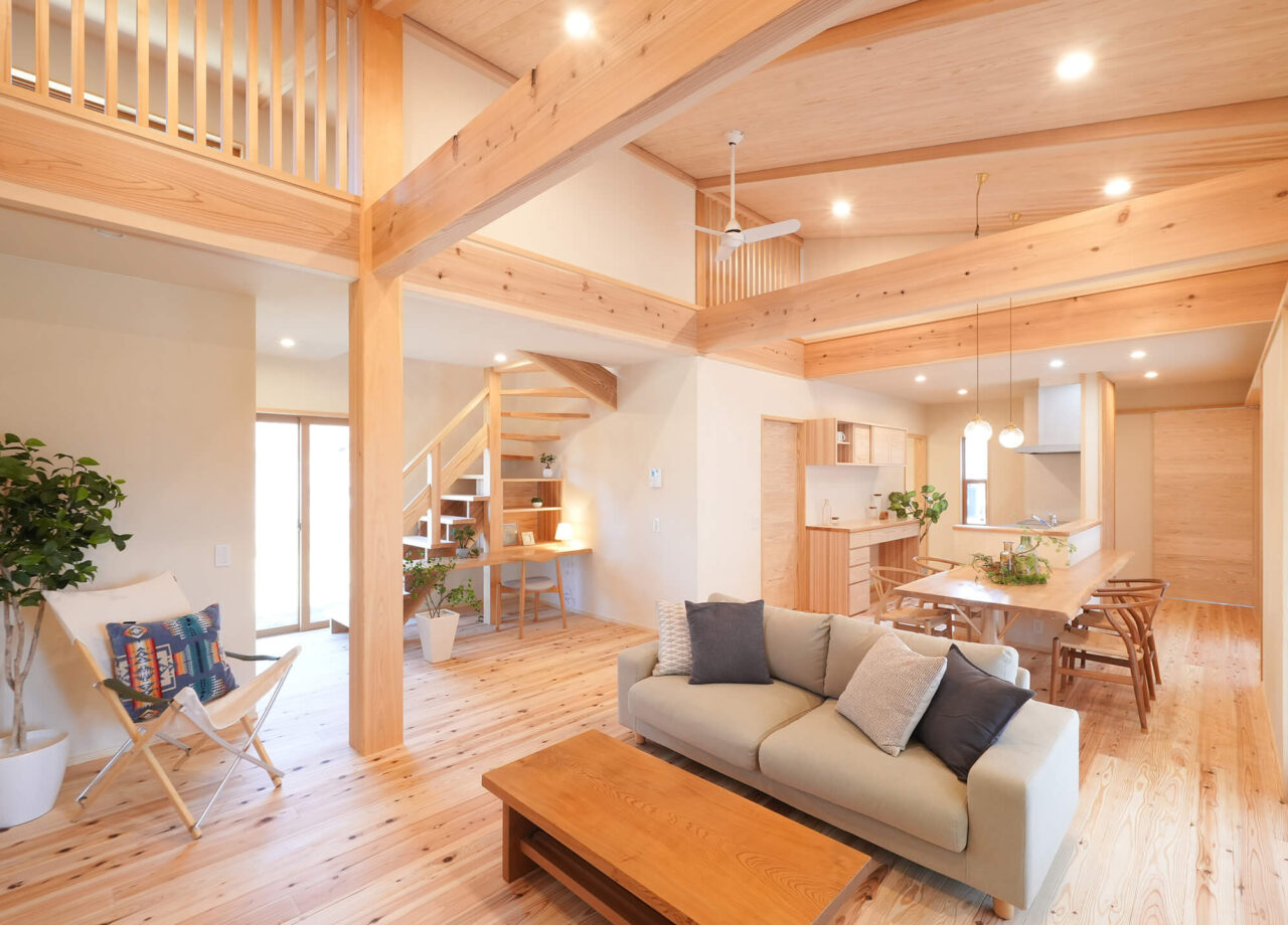 土間テラスと薪ストーブのあるのびやかな自然素材の平屋
