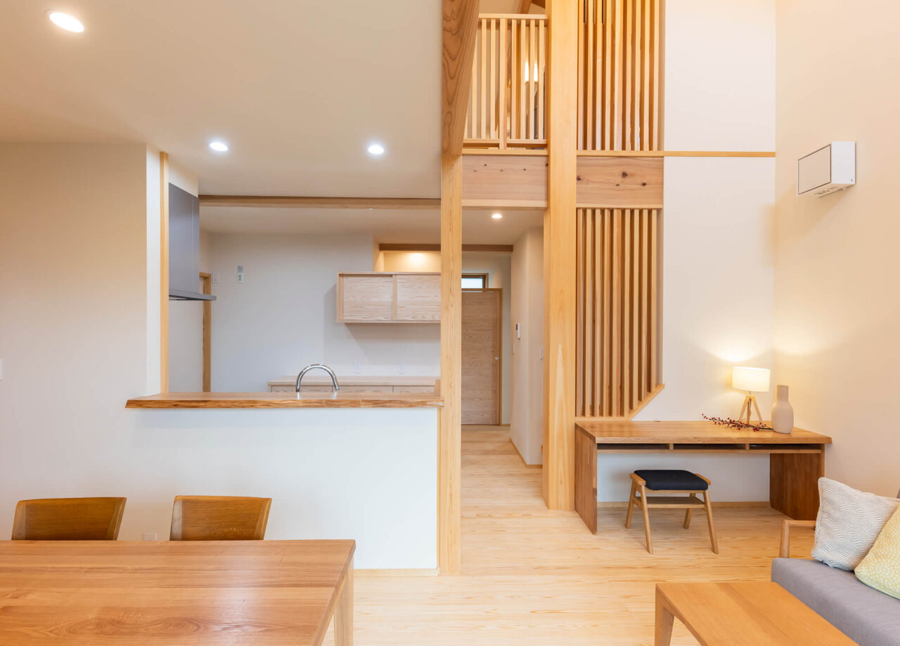 平屋の親世帯・2階建ての子世帯。程よい距離感の「二世帯住宅」。
