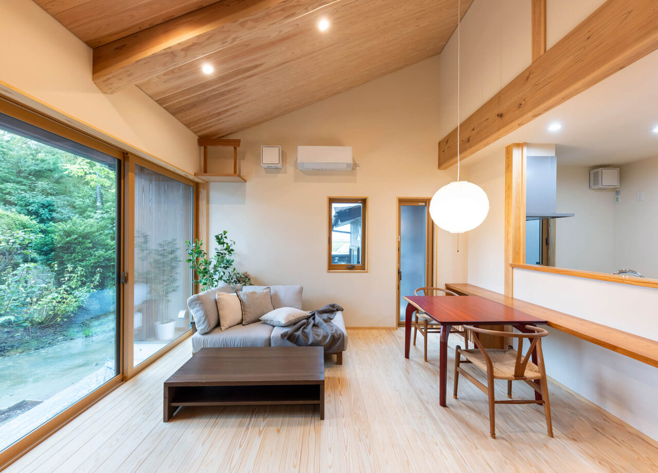 平屋の親世帯・2階建ての子世帯。程よい距離感の「二世帯住宅」。